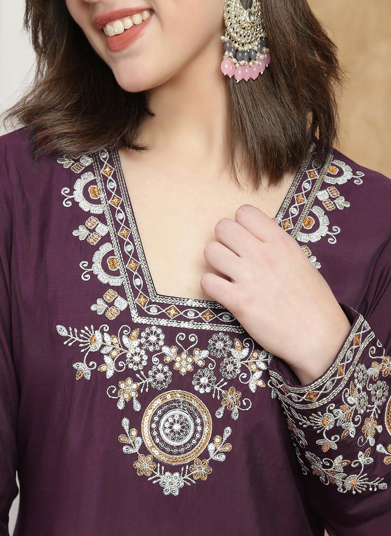 جلو باص طقم نسائي كورتا وبنطلون مطرز بالترتر والزري بياقة على شكل حرف  وأكمام طويلة من جلوبس - Image 5